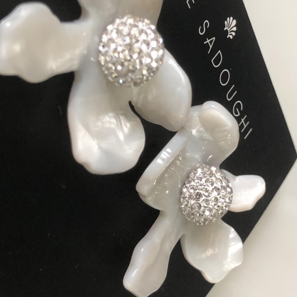 New Lele Sadoughi Crystal Lily Button Earr… - Picture 7 of 10